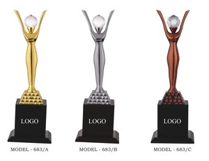 Trophée en métal modèle 683 plaqué métal avec boule de cristal pour sports et jeux, design durable avec base en bois noir - Product Image 5
