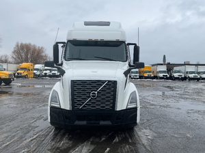 รถบรรทุกหัวลาก VNL64760 6x4 ปี 2019/2020 แบบมีห้องนอนหลังคาสูง 70 นิ้ว ระยะทางวิ่ง 264,599 ไมล์ ผ่านการตรวจสอบแล้ว - Product Image 6