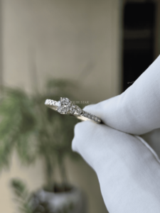 Anillo de Diamante Cultivado en Laboratorio, Certificado IGI, Pt950, 0.65 Ct, Corte Ovalado, Diseño de Banda con Acentos de Patrón en Racimo, Joyería Elegante para Mujer - Product Image 3