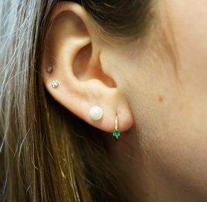 ต่างหูห่วงชุบทอง 18K สไตล์มินิมอล ประดับด้วยพลอยสีเขียวทรงเหลี่ยมแบบ Emerald Cut ตัวเรือนแบบ Claw Setting เหมาะสำหรับผู้หญิงสวมใส่ในชีวิตประจำวัน - Product Image 4