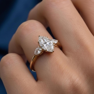 Anillo de diamante de laboratorio con corte marquesa de 2.0 ct, piedra lateral en forma de pera, anillo de tres piedras de oro macizo para ella, para boda y compromiso. - Product Image 2