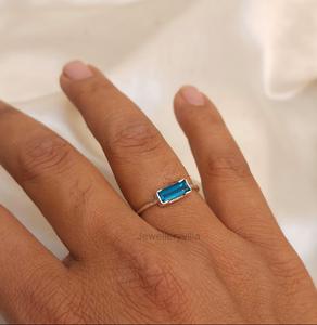 Bague minimaliste en argent sterling 925 plaqué or avec diamant taille émeraude, cadeau d'anniversaire de naissance - Product Image 2