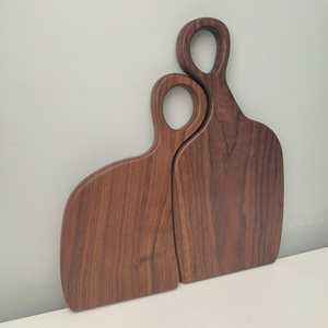 Ensemble de planches à découper en bois de noyer : Planches à fromage sculpturales avec poignées, cadeau de mariage, cadeau d'anniversaire ou cadeau de pendaison de crémaillère - Product Image 4