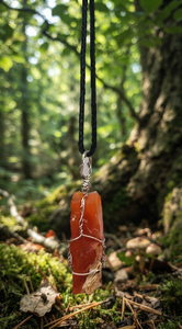 Collier pendentif en cristal de cornaline rouge naturelle brute, pierre précieuse de guérison, pierre orange enroulée de fil, bijou avec cordon noir - Product Image 4