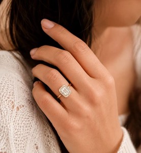 Bague de fiançailles en or massif 10K 14K 18K avec moissanite et diamant de laboratoire, certifiée IGI, couleur DEF, clarté VS-VVS, taille baguette, émeraude, ronde - Product Image 4