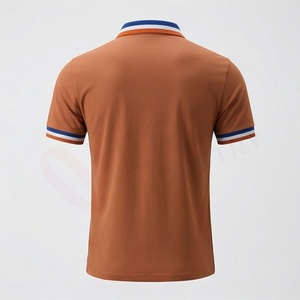 เสื้อโปโลแขนสั้นสีน้ำตาลสำหรับผู้ชาย พร้อมปกและปลายแขนเสื้อสีน้ำเงินขาว ดีไซน์เรียบง่าย ระบายอากาศได้ดี ทรงพอดีตัว ผ้าถัก - Product Image 2
