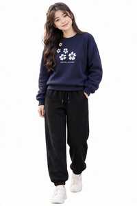 Conjunto Deportivo para Mujer, Sudadera con Cuello Redondo y Estampado Floral Azul Marino y Pantalones Jogger Negros - Product Image 1