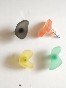Poignée de meuble moderne et artistique en résine givrée, abstraite et irrégulière, colorée, pour tiroir ou armoire - Product Image 4
