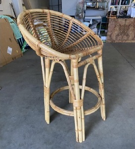 Tabouret de bar moderne en bambou antique avec accoudoirs fixes et repose-pieds, empilable, pour la maison, les bars, les cafés et les centres commerciaux - Product Image 3
