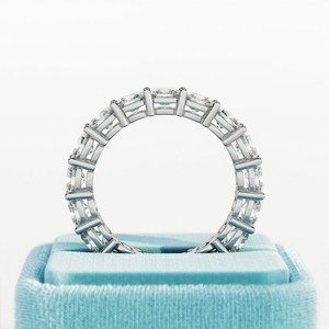 Bague Éternité de Haute Qualité en Or 14k/18k avec 17 Diamants de Laboratoire Taille Coussin Certifiés IGI, Sertis sur Griffe Partagée, Style Panier Ouvert - Product Image 6