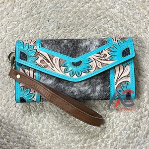 Pochette de soirée exclusive en cuir de vachette repoussé floral fait main, avec porte-cartes RFID et porte-billets, pour usage quotidien - Product Image 1