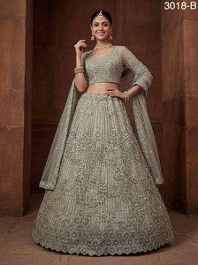 Collections de vêtements de mariée indiens en velours pour la mariée avec travail Zarkhan, modèle FZBELLA par Fabzone - Product Image 1