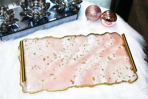 Plateau en résine géode fait main : Élégant plateau de vanité avec paillettes dorées - Product Image 3