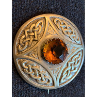 Broche Vintage en Métal Blanc Durable avec Nœud Celtique et Pierre Centrale Facettée, Motif Écossais, Fabrication Sur Mesure, Vente en Gros