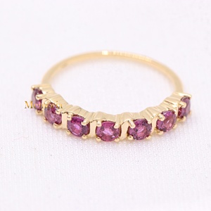 แหวนทองคำแท้ 14K สีเหลืองทองประดับทับทิมทรงกลมธรรมชาติแบบครึ่งวงแหวน Memoria Jewels ขายส่ง - Product Image 1