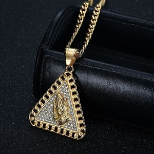 Collier pendentif main de prière triangulaire en zircon glacé, chaîne en laiton plaqué or, bijoux hip-hop pour hommes et femmes - Product Image 2