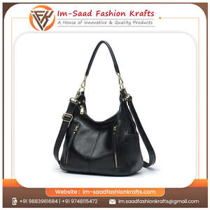 Bolso de hombro moderno para mujer, hecho de cuero con cadena decorativa y asas cómodas para uso diario y en la oficina. - Product Image 4