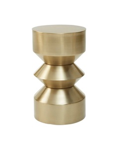 Table d'appoint en métal doré glamour, finition raffinée, accent décoratif parfait pour les maisons de luxe, les appartements et l'hôtellerie - Product Image 1