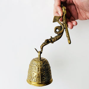 Cloche à main en laiton de haute qualité pour Noël cloche à poignée en relief en laiton antique utilisée pour le Service d'appel de bureau de bureau - Product Image 4