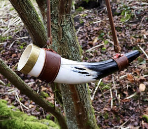 Cuernos para beber grabados pulidos Artesanías naturales con grabados de tema Vikingo y nórdico para reventa de tiendas de suministros de artesanía vikinga - Product Image 1