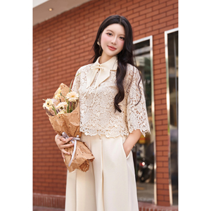 Blusa de Encaje Floral Crema para Mujer, 100% Poliéster, con Detalle de Lazo, Cuello con Muescas, Manga Media, Dobladillo Festoneado, Estilo Femenino CARTER - Product Image 1