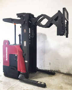 Montacargas Eléctrico de Plataforma Elevadora Raymond Reach 740 DR32TT con Capacidad de 3200 lb - Product Image 1