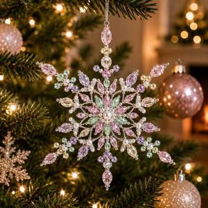 Ornement de Noël flocon de neige perlé pastel fait main en cristal et perles, décoration suspendue pour sapin de Noël - Product Image 1