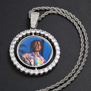 Colgante giratorio de moissanita con foto, redondo, doble halo, colgante personalizado con imagen, chapado en oro, unisex - Product Image 2