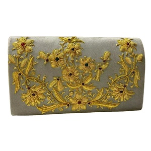 Sac à main élégant fait à la main Zari & Bead Clutch Purse Un accessoire intemporel pour les vêtements de mariée et les occasions spéciales du fournisseur indien - Product Image 1