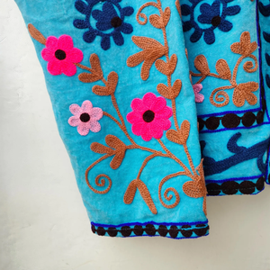 Veste Suzani en velours turquoise faite à la main, broderie florale vibrante au point de chaînette, manteau d'hiver bohème respirant et écologique - Product Image 4