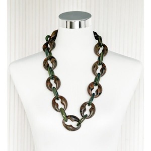 Eco-Friendly Vintage Resin Chain Links Art Wall Hanging with Customized Colors and Transparent Design for Personalized Projects - Product Image 4