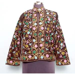 Chaqueta de Tela Cotrise Acolchada con Bordado Floral Hecho a Mano, Detalle de Botones, Forro de Algodón a Rayas, Transpirable, Ecológica, para Invierno - Product Image 1