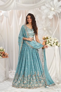 Ensemble Lehenga indien pakistanais brodé violet avec col en V et dupatta en tulle pour fêtes et mariages - Product Image 2