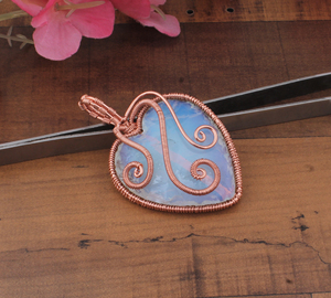 Pendentif en pierre de lune arc-en-ciel naturelle serti dans un cadre vintage, fil enroulé, argent sterling 925, collier en pierres précieuses fait à la main, platine - Product Image 1