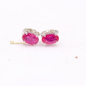 Boucles d'oreilles clous en or blanc massif 14 carats avec rubis ovales naturels et diamants sertis en halo, bijoux fins Memoria Jewels, vente en gros - Product Image 5
