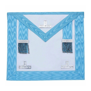 Tablier maçonnique de maître artisan, blanc et bleu clair moiré, avec franges en chaîne argentée, brodé, pour la cérémonie des Francs-Maçons - Product Image 1