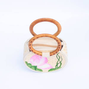 Bolso redondo tejido a mano con forma de hoja y patrón de loto rosa – Accesorio artesanal premium de hoja de palma de Vietnam - Product Image 3