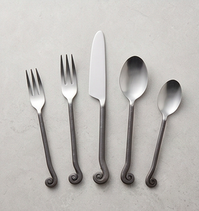 Juego de cubiertos minimalista con mangos en espiral, acabado mate, apto para lavavajillas, cubiertos metálicos para uso en mesas de boda. - Product Image 1