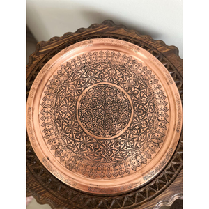 Assiette de service ronde en cuivre gravée, faite à la main, pour la table et la cuisine - Product Image 2