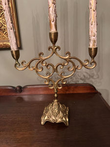 Chandelier en laiton à cinq lumières, parfait pour les intérieurs religieux et les événements formels. - Product Image 3
