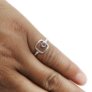 Anillo de plata de ley 925 con amatista, hecho a mano, con engaste de bisel, joyería fina bohemia a precio de mayoreo. - Product Image 4