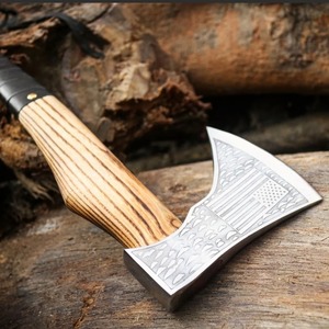 Hacha artesanal premium con hoja grabada con la bandera estadounidense y mango de madera para partir leña - Product Image 2