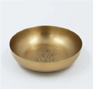 Bol en métal finition laiton, plat de service moderne, décoratif pour cuisine, gravé de motifs floraux, élégant, petit récipient alimentaire, luxueux et stylé - Product Image 2