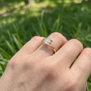 Bague en argent 925 avec moissanite, coupe ronde brillante, éclat éblouissant, bijoux élégants, cadeau pour femme - Product Image 2