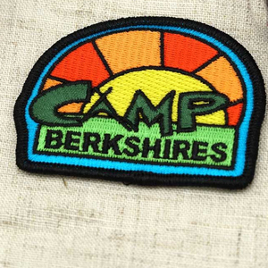 Service OEM : Patchs et badges brodés en tissu sergé, prix abordable, avec logo et design personnalisés - Product Image 2
