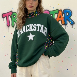 Sweat-shirt d'hiver vert oversize pour femme avec motif étoile Trackstar et empiècements latéraux à pois colorés, écologique - Product Image 1