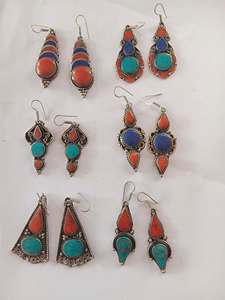 Nuevos pendientes etnológicos Dingle con coral y perlas de agua dulce, aleación de metales preciosos, hechos en Nepal. - Product Image 1
