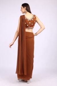Sari listo para usar de estilo étnico perfecto para mujer, en color marrón con cuentas y trabajo de corte dana. - Product Image 6