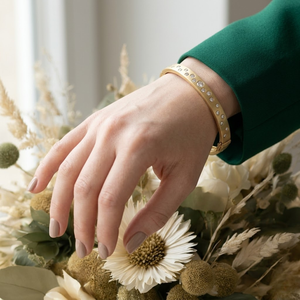 กำไลข้อมือทองคำแท้ 18k สีเหลืองทอง ประดับเพชรแท้ทรงกลมรูปเลข 8 ดีไซน์บางเฉียบ สำหรับผู้หญิง คุณภาพเยี่ยม จัดส่งรวดเร็ว - Product Image 4