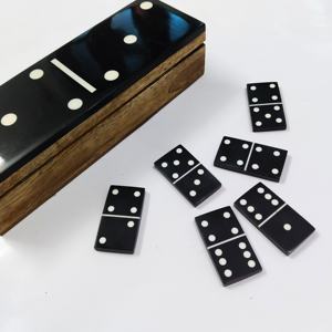 Boîte de rangement classique pour dominos avec couvercle coulissant, jeu de dominos de style vintage avec tuiles finition ivoire pour une soirée de jeu élégante - Product Image 4